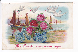 Carte Embossée "Ma Pensée Vous Accompagne"-Tricycle En Violettes Avec Bouquet De Roses Sur Fond De Mer, Bateaux,colombes - Sonstige & Ohne Zuordnung