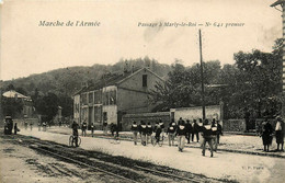 Marly Le Roi * Passage Des Militaires Pendant La Marche De L'armée * Ligne Chemin De Fer Des Yvelines - Marly Le Roi