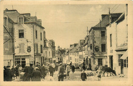 La Roche Bernard * La Rue St James * Café * Quincaillerie - La Roche-Bernard