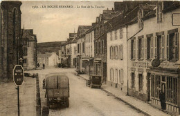 La Roche Bernard * La Rue De La Touche * Commerce Magasin Antiquités * Automobile Voiture Ancienne De Marque ? - La Roche-Bernard