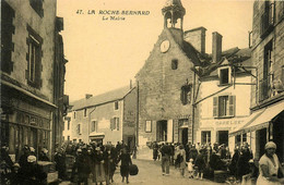 La Roche Bernard * Vue Sur La Mairie * Marché à La Volaille Foire * Café * Magasin Commerces - La Roche-Bernard