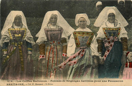 Brignogan * Femmes Du Pays En Coiffe Et Costume , Habillées Pour Une Procession * Coiffes Bretonnes - Brignogan-Plage