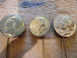 3 Broches Effigies Dorées - Other & Unclassified