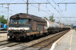 Miramas (13 - France) 11 Juin 2004 - La BB 67072 En Tête  D’une Rame Fret - Stations With Trains