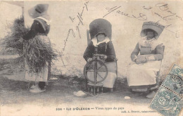 Ile D'Oléron      17         Vieux Types Du Pays.  Femmes Au Rouet    N° 206    (voir Scan) - Ile D'Oléron