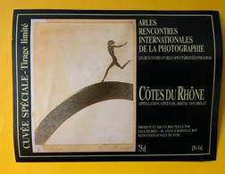 18500 - Arles Rencontres Internationales De La Photographie  Parrainées Par Kodak Côtes Du Rhône - Kunst
