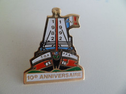 Pins Email Bateau Voilier 10° Anniversaire TOA - FFA - 1982 - 1992 - DOUAI  Militaire Batellerie -  Signé Pins And Co - Boats