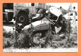 PHOTO ORIGINALE - ACCIDENT DE CAMION CONTRE CITROEN 2 CHEVAUX FOURGONNETTE TOLÉE 2 CV - CRASH CAR - Auto's