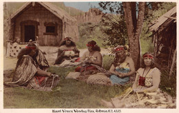 M012328 "MAORI WOMEN WEAVING FLAX-ROTORUA"RETRO IN BIANCO -VERA FOTO-CART NON SPED - Nouvelle-Zélande