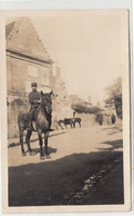 02- Vic Sur Aisne Carte Photo  Militaire Sur Son Cheval Rue D Attichy  Rue Du Jeu D Arc 1915/16 (tres Rare) - Vic Sur Aisne