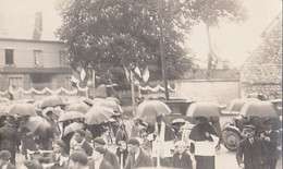 02- Vic Sur Aisne Carte Photo   Rassemblement   A L Angle De La Rue St Christophe Et Le Monument Aux Morts (tres Rare) - Vic Sur Aisne