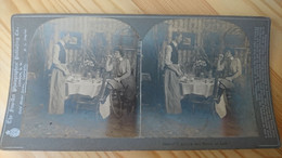 FEMME CYCLISTE AVEC SON VELO FUMANT UNE CIGARETTE DEVANT LE SERVEUR - PHOTO STEREO LONDRES - Stereoscopic