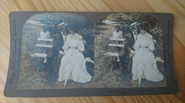 COUPLE D AMOUREUX SUR UN BANC UN PETIT GARCON LES ESPIONNANT - PHOTO STEREO USA - Stereoscopic