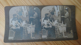 PERE GARDANT BEBE ET PETITE FILLE ALORS QUE LA MERE SORT - PHOTO STEREO - Stereoscopic