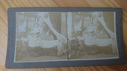 FEMME DEVANT SON LIT S HABILLANT OU SE DESHABILLANT - PHOTO STEREO - Stereoscopic