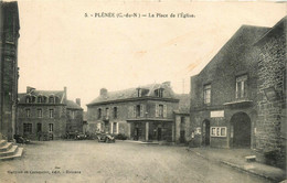 Plénée * La Place De L'église * Automobile Voiture Ancienne De Marque ? - Plénée-Jugon