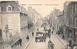 53-ERNEE- RUE DE NORMANDIE - UNE SORTIE D'ATELIER - Ernee