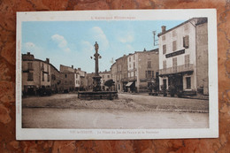 VIC LE COMTE (63) - LA PLACE DU JEU DE PAUME ET LA FONTAINE - Vic Le Comte