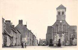 53-SAINT-AUBIN-DE-DESERT- ( LA PLACE DE L'EGLISE  ) - Autres & Non Classés