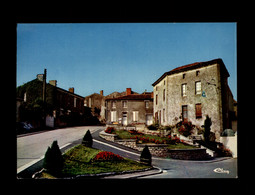 49 - MONTFAUCON - Place De La Motte - Montfaucon