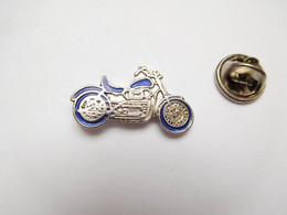Beau Pin's En Relief , Moto Custom , Bleue - Motos