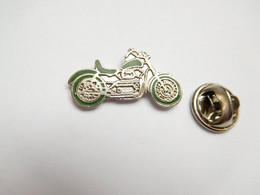 Beau Pin's En Relief , Moto Custom , Verte - Motos