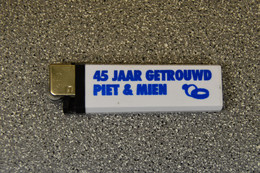 Aansteker - Lighter - Briquet - Accendino: TOKAI Piet En Mien 45 Jaar Getrouwd I&E Print Helmond (NL) - Autres & Non Classés