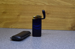 Aansteker - Lighter - Briquet - Accendino: Aansteker Blauw Met Hoesje - Autres & Non Classés