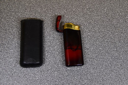 Aansteker - Lighter - Briquet - Accendino: Aansteker Rood Met Hoesje - Autres & Non Classés