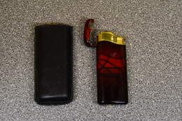 Aansteker - Lighter - Briquet - Accendino: Aansteker Rood Met Hoesje - Autres & Non Classés