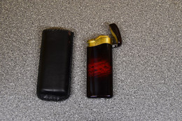 Aansteker - Lighter - Briquet - Accendino: Aansteker Rood Met Hoesje - Autres & Non Classés