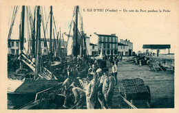 Ile D'yeu * Un Coin Du Port Pendant La Pêche * Bateau Le RENE AIME - Ile D'Yeu