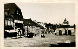 St Nicolas Du Pélem * La Place Et Les Vieilles Halles * Hôtel LEVEDER * Automobile Voiture Ancienne De Marque ? - Saint-Nicolas-du-Pélem