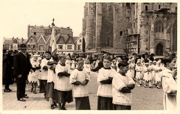 St Quentin * Jour De Procession Ou Fête * Enfants De Choeur , Communiants ? * Sur La Place De L'église * Photo Ancienne - Saint Quentin