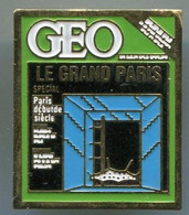 G401 Pin's Media Presse Journal GEO PARIS LA DEFENSE  Achat Immédiat - Médias