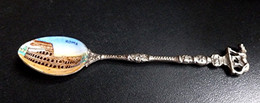 ROME Italie - ANCIENNE Petite Cuillère Souvenir Emaillée, Vue Sur Les Arènes, Emblème LOUVE - Spoons