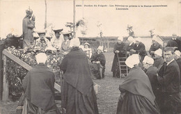 21-5017 : LE FOLGOËT. LES PELERINS EN PRIERES A LA STATUE MIRACULEUSE - Le Folgoët