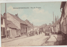 Fauquembergues  62  La Rue De Fruges Bien Animée Et Plusieurs Voitures Devant Le Café Avec Pompe A Essence - Fauquembergues