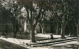 / CPSM FRANCE 13 "Trets, Place De La Mairie Et Monuments" - Trets