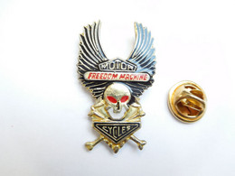 Beau Pin's En Relief  , Moto Harley Davidson , Freedom Machine , Tête De Mort - Motos