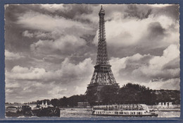 La Tour Eiffel Promenade En Bateau Mouche Aux Pieds De La Tour, Paris 11.10.57 N°1039 - Tour Eiffel