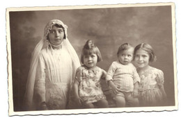 CARTE PHOTO - Enfants De Georges FOSSARD - Dont Georgette (fille Aînée) En Communiante - Genealogía