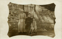 Jeux Et Jouets * Carte Photo * Famille , Garnd Mère Et Coiffe , Enfant Fillette Fille Et Son Cheval En Bois * Jeu Jouet - Speelgoed & Spelen