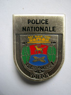 ANCIEN INSIGNE DE LA POLICE NATIONALE DE VOIRON ETAT EXCELLENT Y. DELSART - Police & Gendarmerie