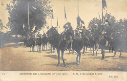 51-CHÂLONS-CARTE-PHOTO- ALPHONSE XIII A CHALON, S.M LE ROI PENDANT LE DEFILE - Châlons-sur-Marne