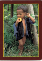 Afsie - Thailande - Little Muser Child Is Tasting Doughnut Given By Tourist - Maehongson - Thaïlande