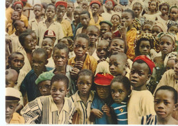 C.P.- PHOTO - REPUBLIQUE DE GUINEE - MINISTERE DE L'INFORMATION ET DU TOURISME - A GUECKEDOU ENFANTS DEVANT LEUR ECOLE - Guinée