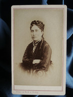 Photo CDV Silli à Nice  Femme Accoudée Sur Un Dossier De Chaise  Belle Coiffure : Anglaises, Tresse  CA 1870-75 - L539E - Anciennes (Av. 1900)