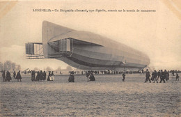 54-LUNEVILLE-DIRIGEABLE ALLEMAND TYPE ZEPPELIN ATTERIS SUR LE TERRAIN DE MANOEUVRES - Luneville