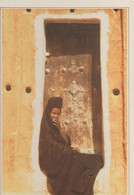 C.P.- PHOTO - MAURITANIE - MAURITANIENNE ASSISE SUR LE PAS DE SA PORTE A OUALATA - SITUE A L'OUEST DE LA CUVETTE DU HODH - Mauritania